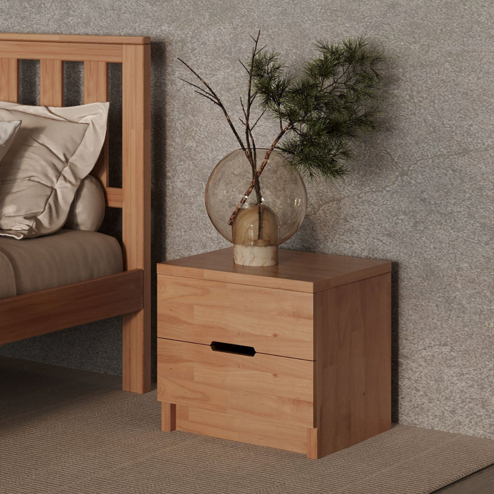 Holznachttisch im Schlafzimmer