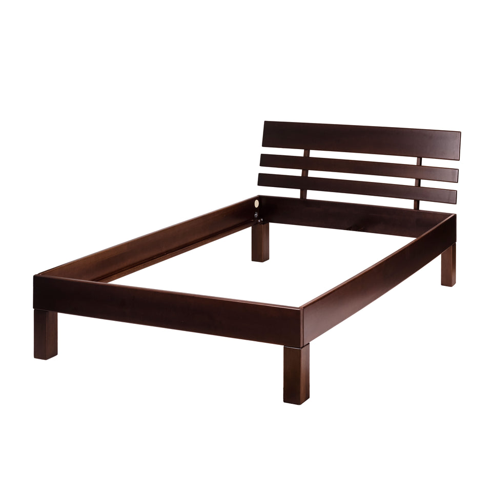 Ein Bett aus massivem Buchenholz, in dunkler Farbe lackiert