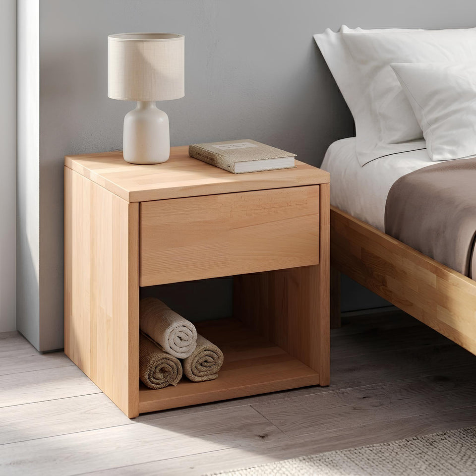 Nachttisch aus Buche im Schlafzimmer neben dem Bett