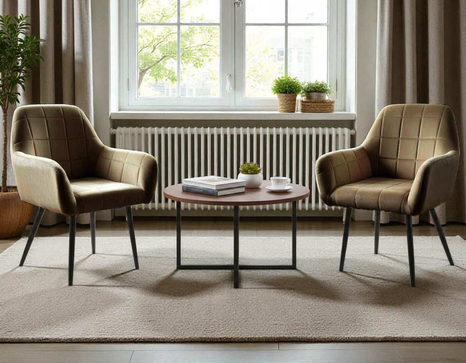 Zwei Sessel Wilhelm mit Armlehnen in Dunkelbraun neben einem runden Couchtisch in modernem Wohnzimmer