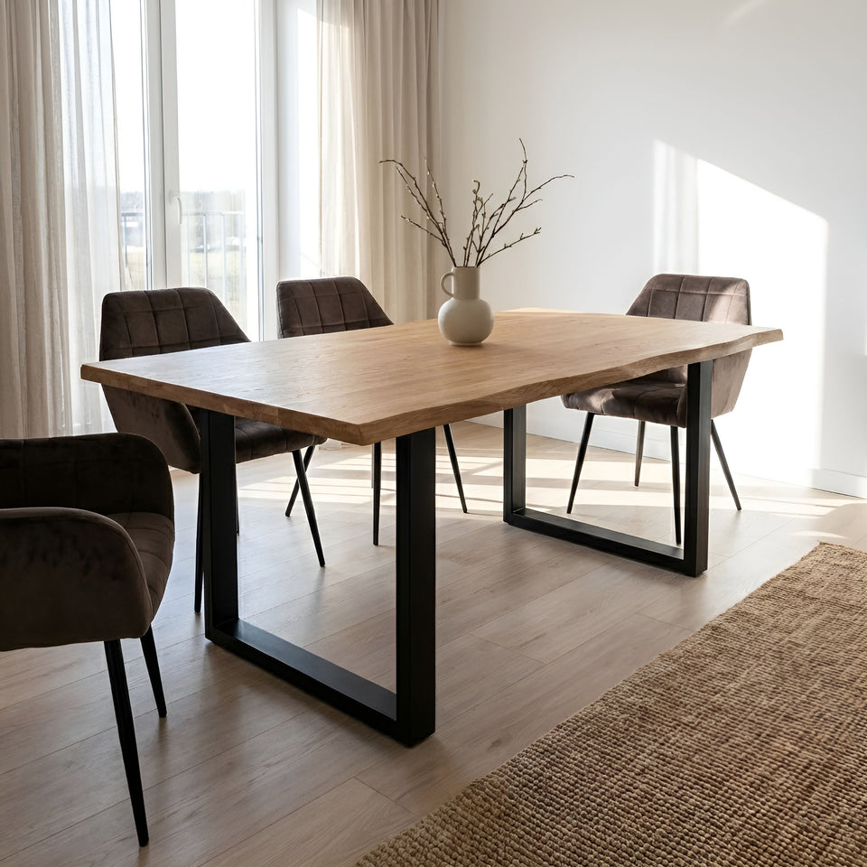 Massiver Eichentisch mit Metallbeinen für modernes Wohnambiente