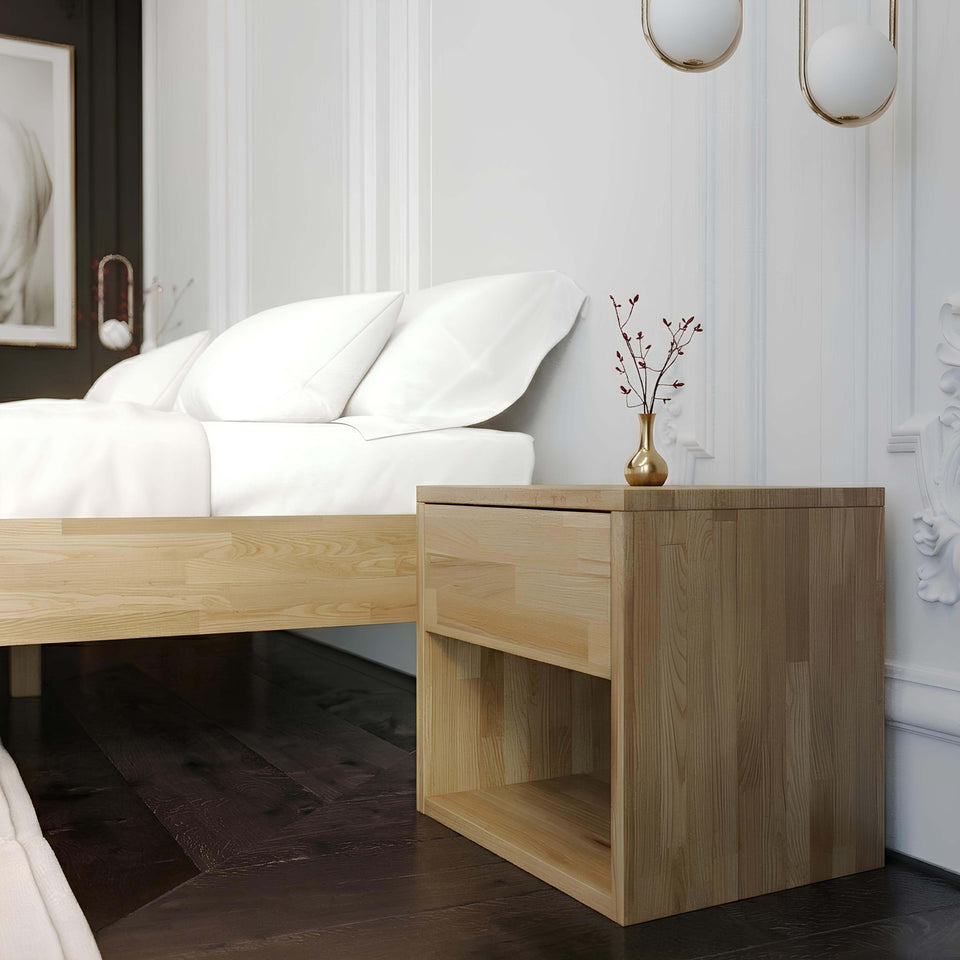 Nachttisch aus Eiche im Schlafzimmer neben dem Bett